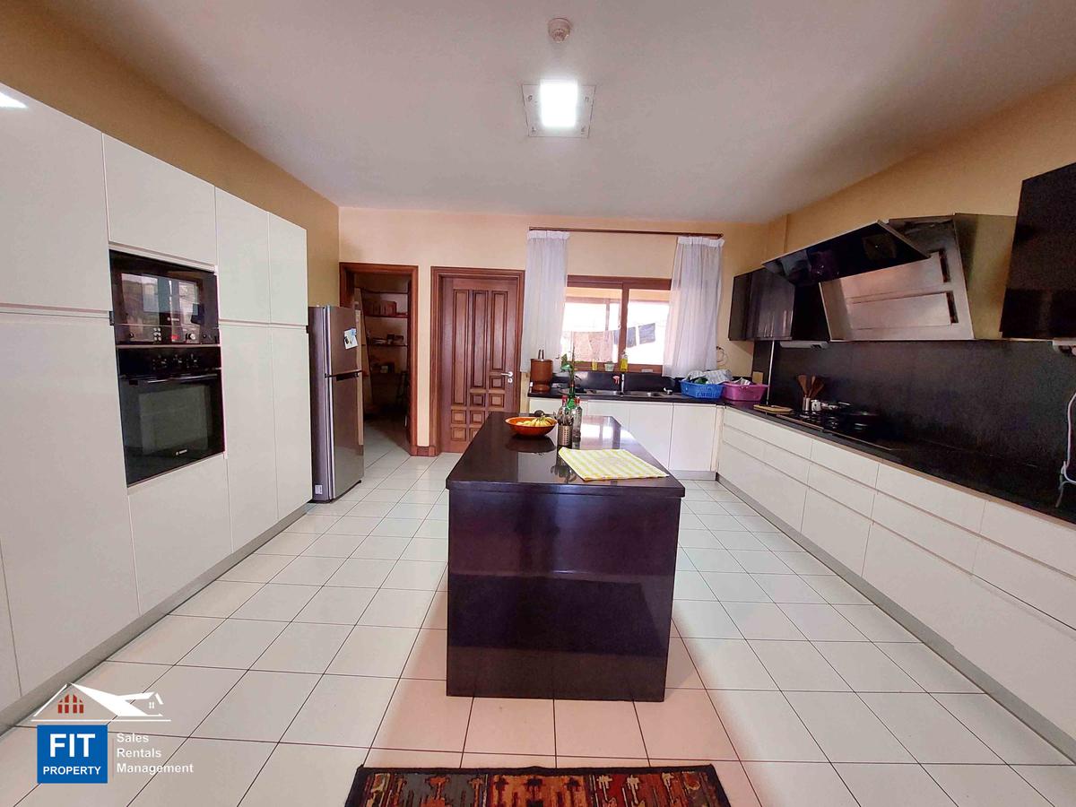 3 Bed Apartment with En Suite in Parklands - 8