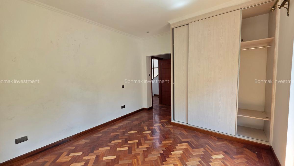 5 Bed Townhouse with En Suite at Lavington Green. - 10