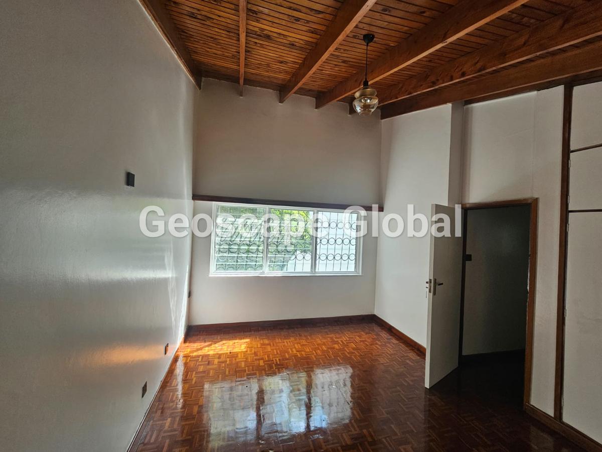 4 Bed House with En Suite in Rosslyn - 6