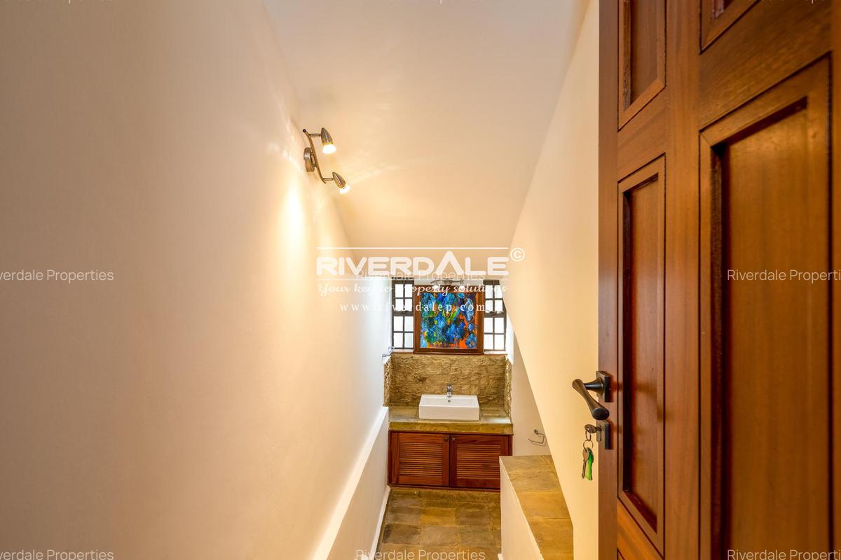 4 Bed Villa with En Suite in Westlands Area - 7