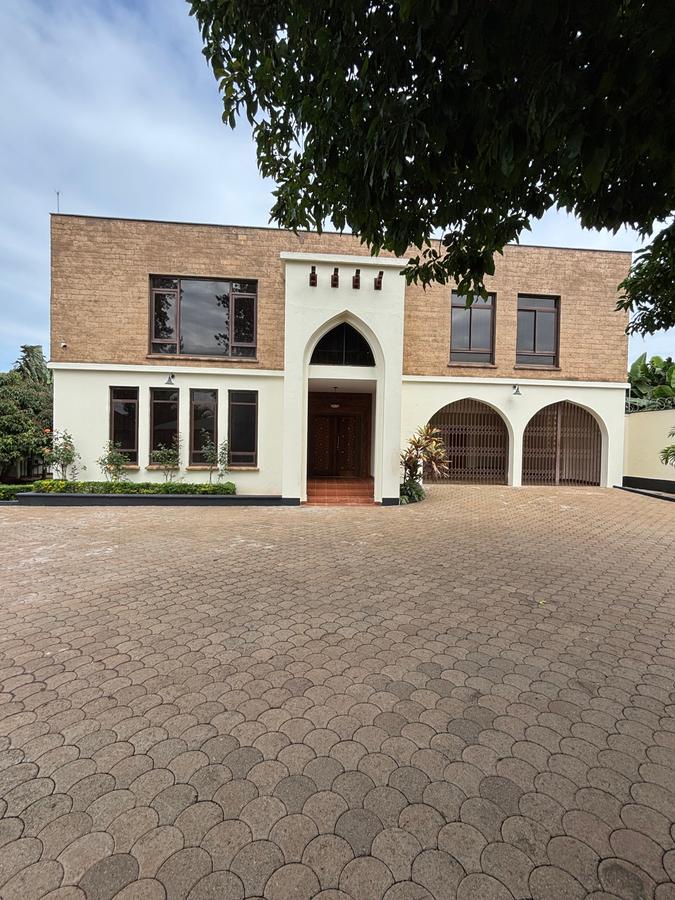 5 Bed House with En Suite in Runda - 4