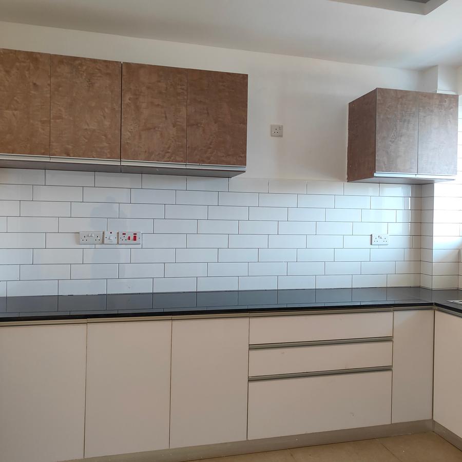 Serviced 3 Bed Apartment with En Suite at Hatheru Road - 18