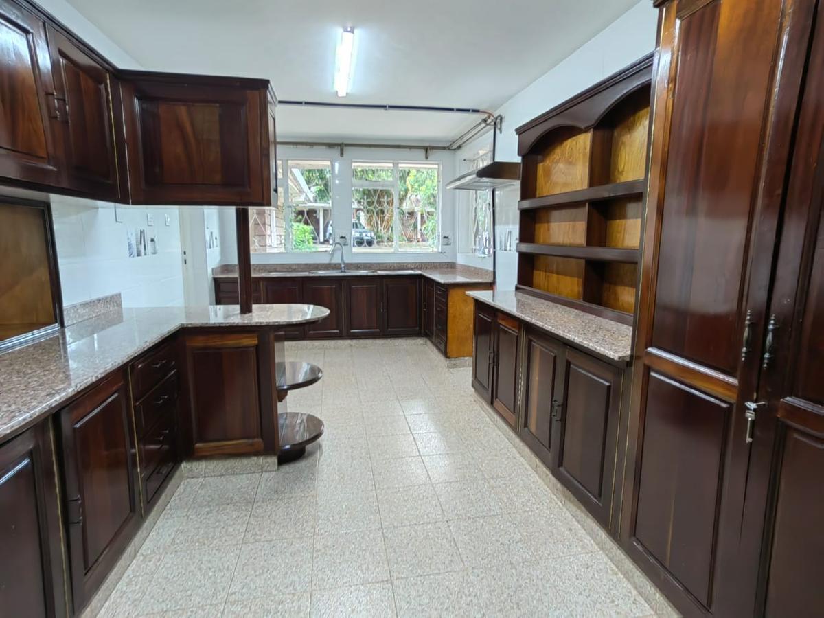 4 Bed Townhouse with Swimming Pool in Riverside - 8