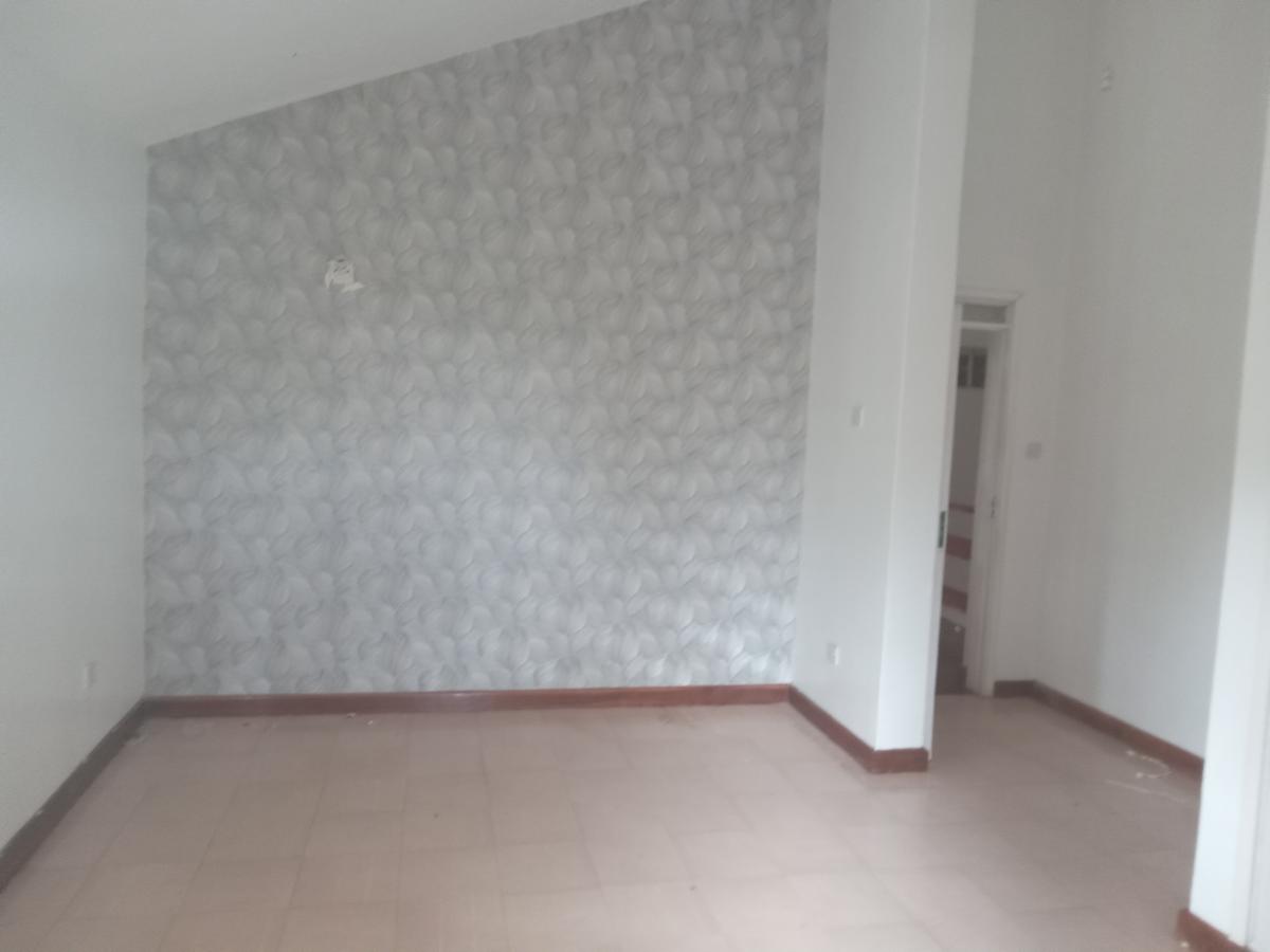 4 Bed House with En Suite at Nyari Area - 15