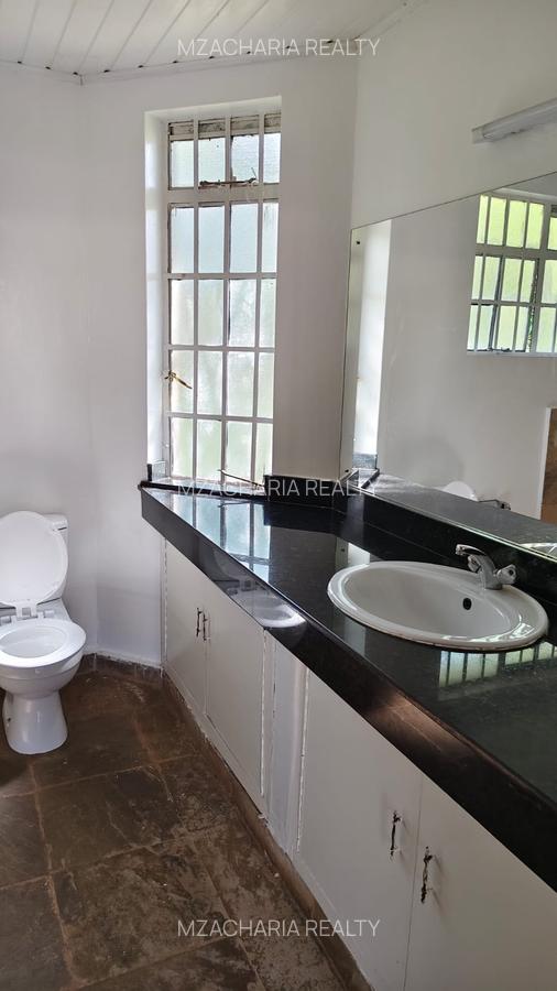 4 Bed House with En Suite in Spring Valley - 11