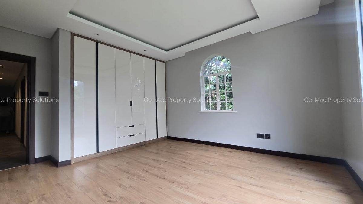 5 Bed House with En Suite in Runda - 14