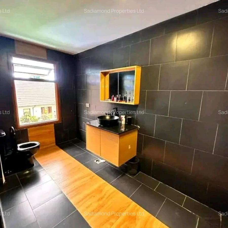 7 Bed House with En Suite in Ridgeways - 6