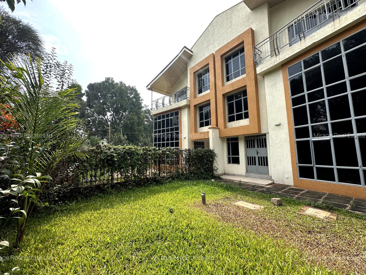 5 Bed House with En Suite in Lavington - 10