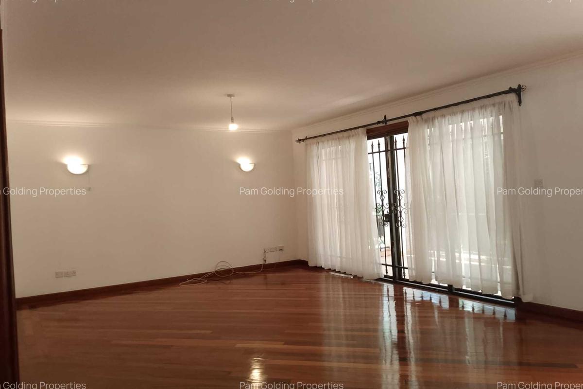 3 Bed Apartment with En Suite at Dennis Pritt Road - 8