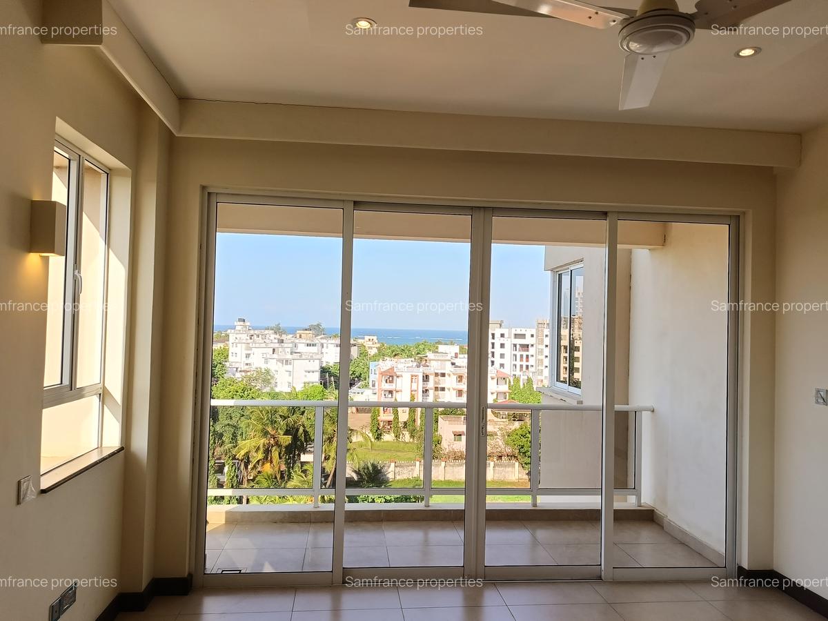 Serviced 2 Bed Apartment with En Suite at Links Road - 1