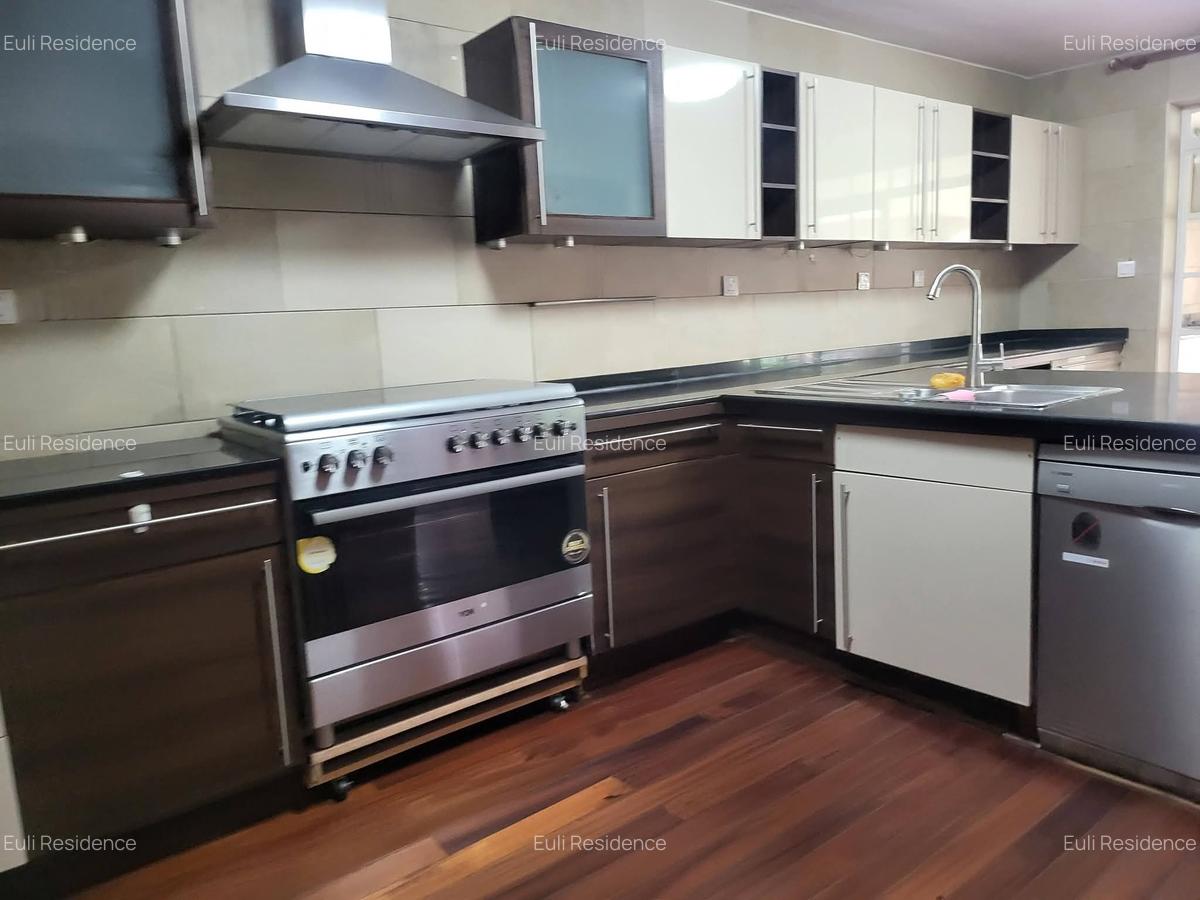 4 Bed House with En Suite at Mimosa Close - 2