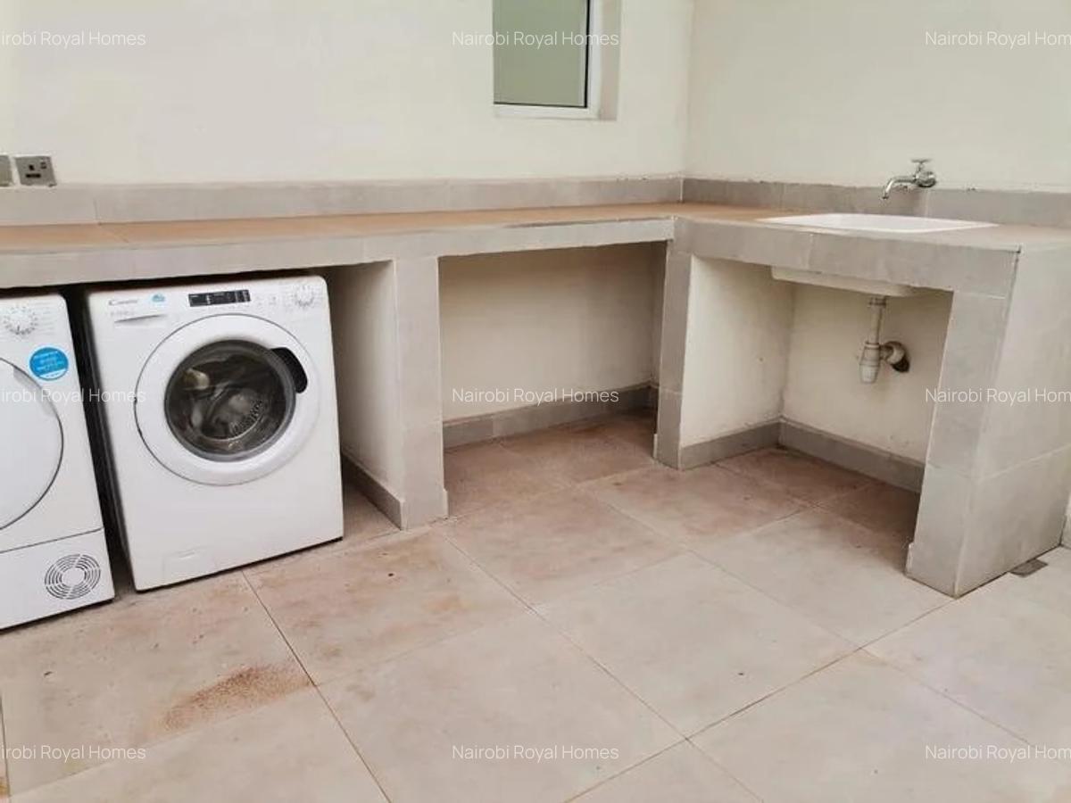 5 Bed Townhouse with En Suite at Lavington - 6