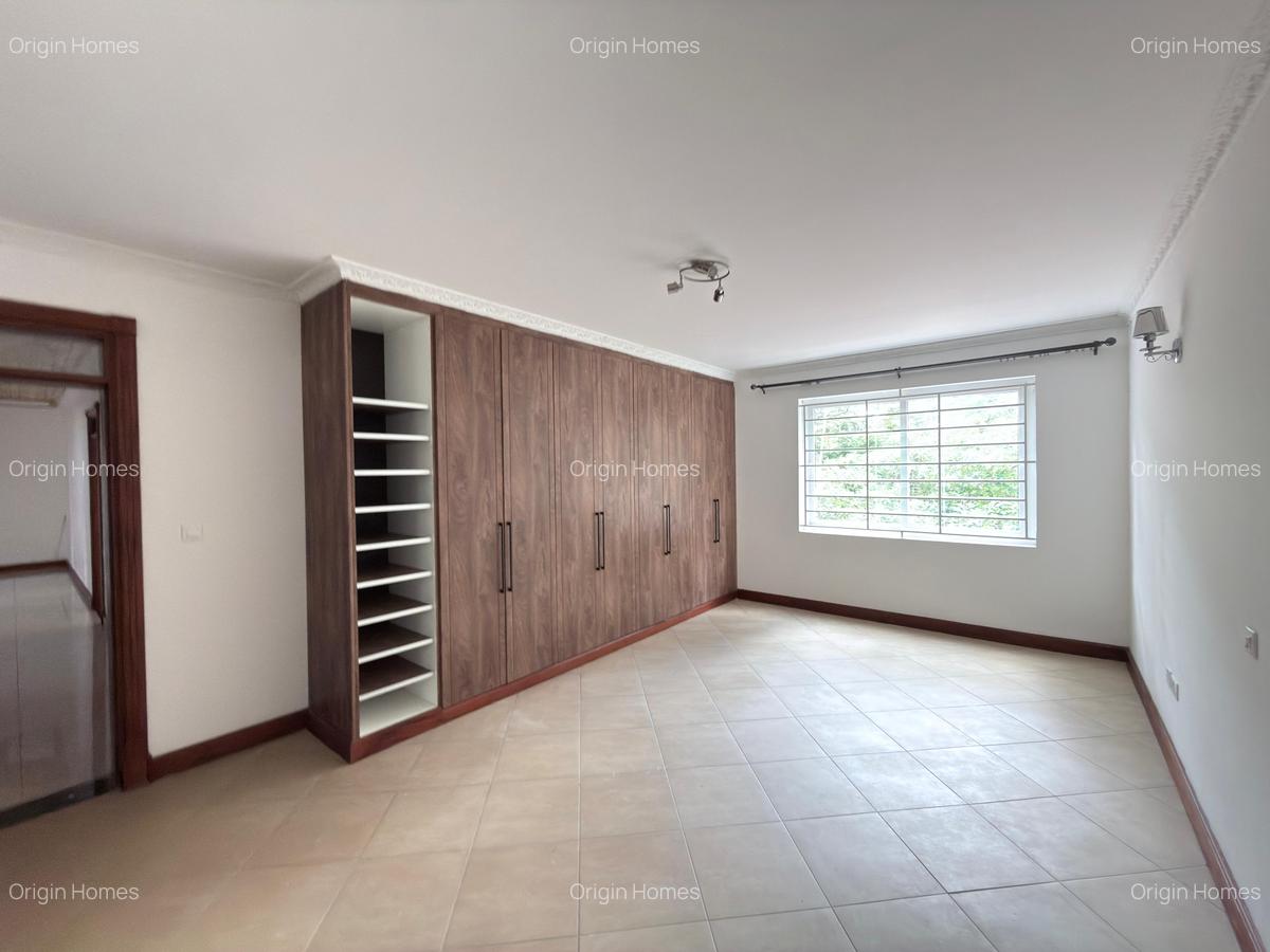 5 Bed House with En Suite at Rosslyn - 17