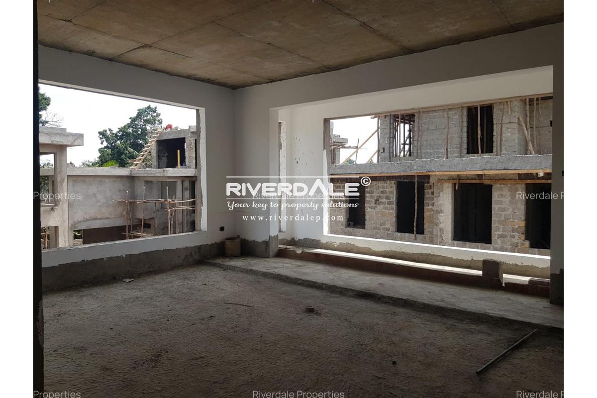 5 Bed Townhouse with En Suite in Kyuna - 1