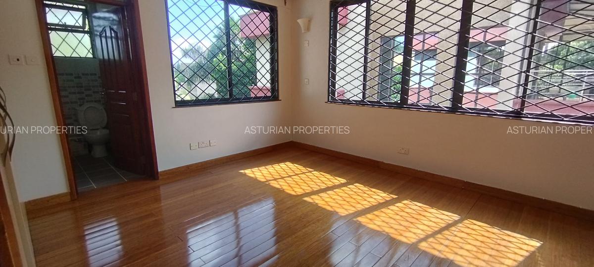 5 Bed Townhouse with En Suite in Lavington - 3