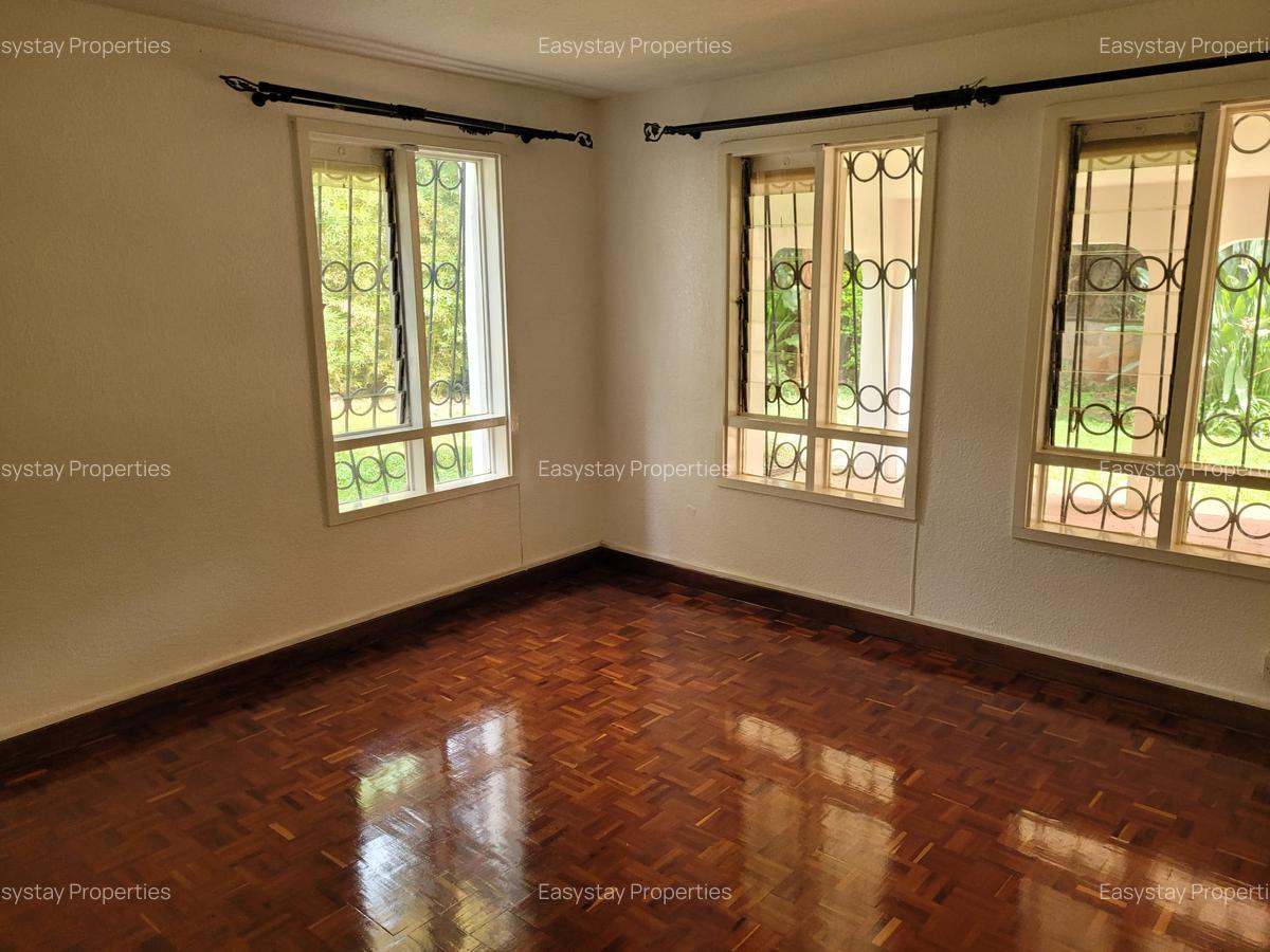 4 Bed House with En Suite in Hill View - 3