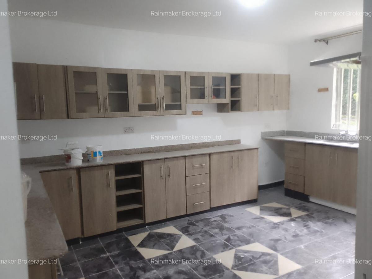 5 Bed House with En Suite in Nyari - 8