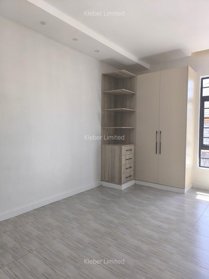 4 Bed House with En Suite in Membley - 19