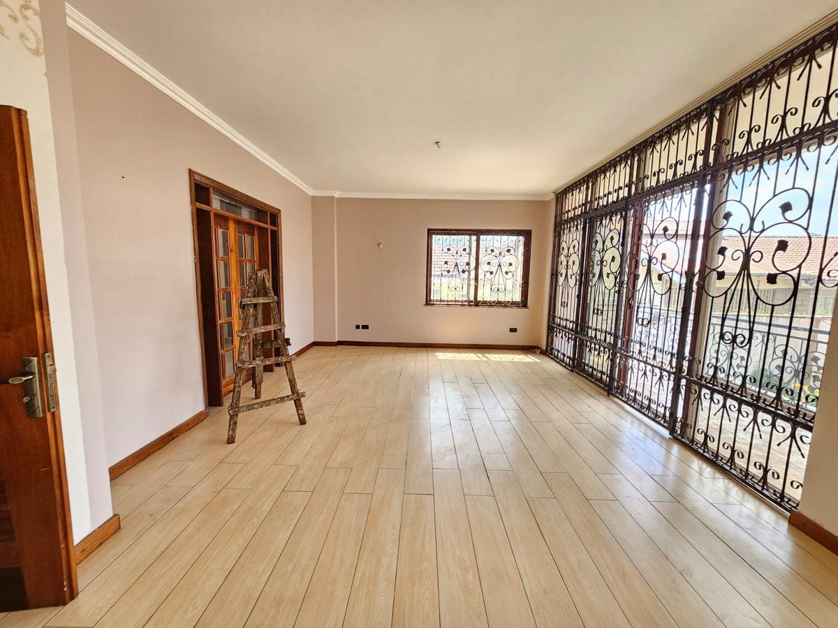 5 Bed House with En Suite in Lavington - 5