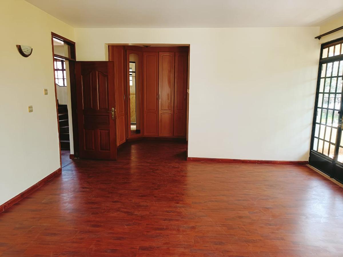 5 Bed House with En Suite in Lavington - 15