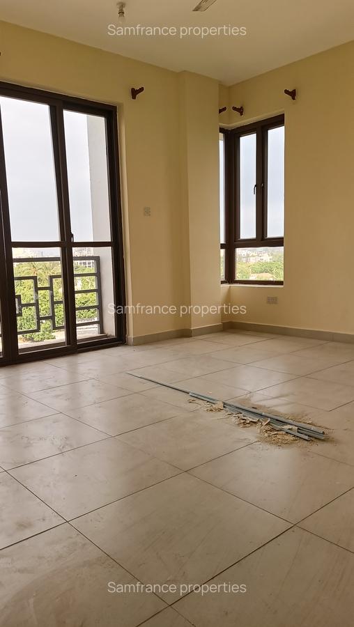 3 Bed Apartment with En Suite at Links Road - 4