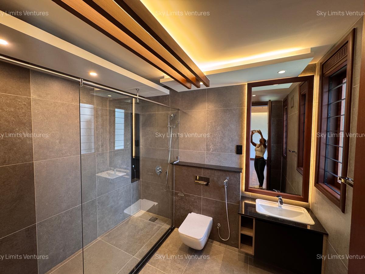 5 Bed Villa with En Suite in Runda - 12