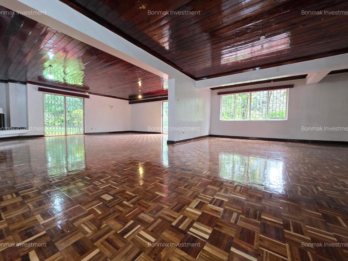 4 Bed House with En Suite at Lavington Green. - 11
