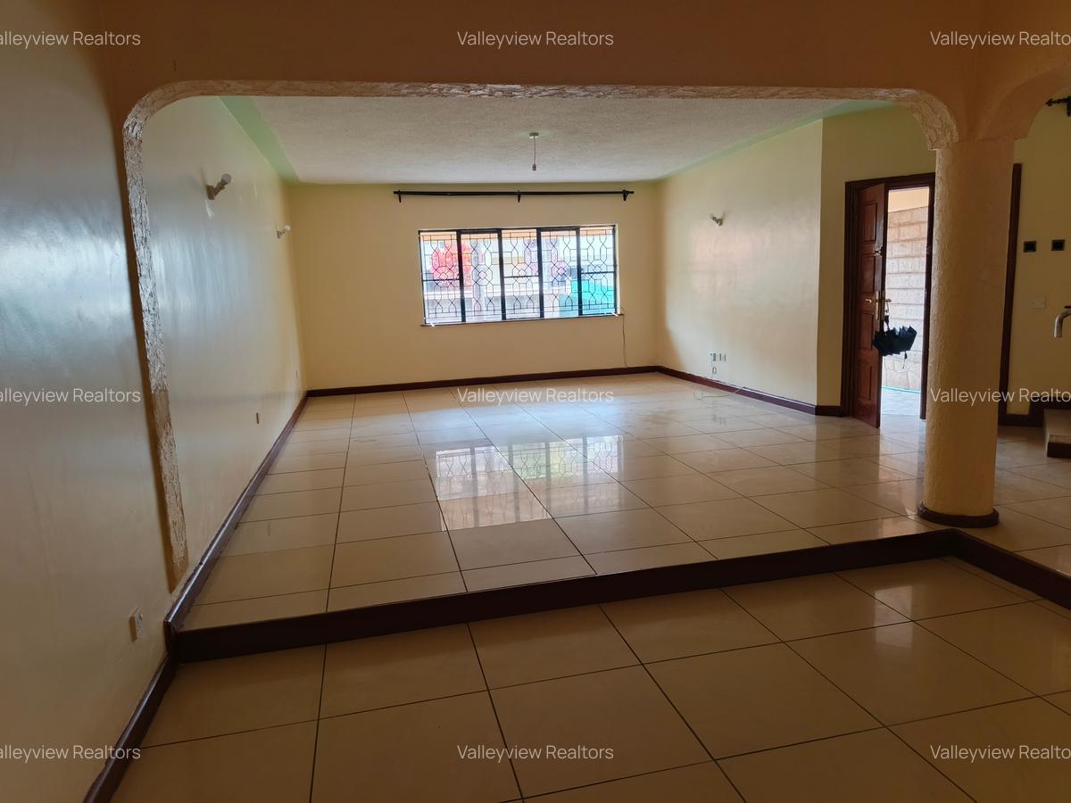 5 Bed Townhouse with En Suite at Lavington - 4
