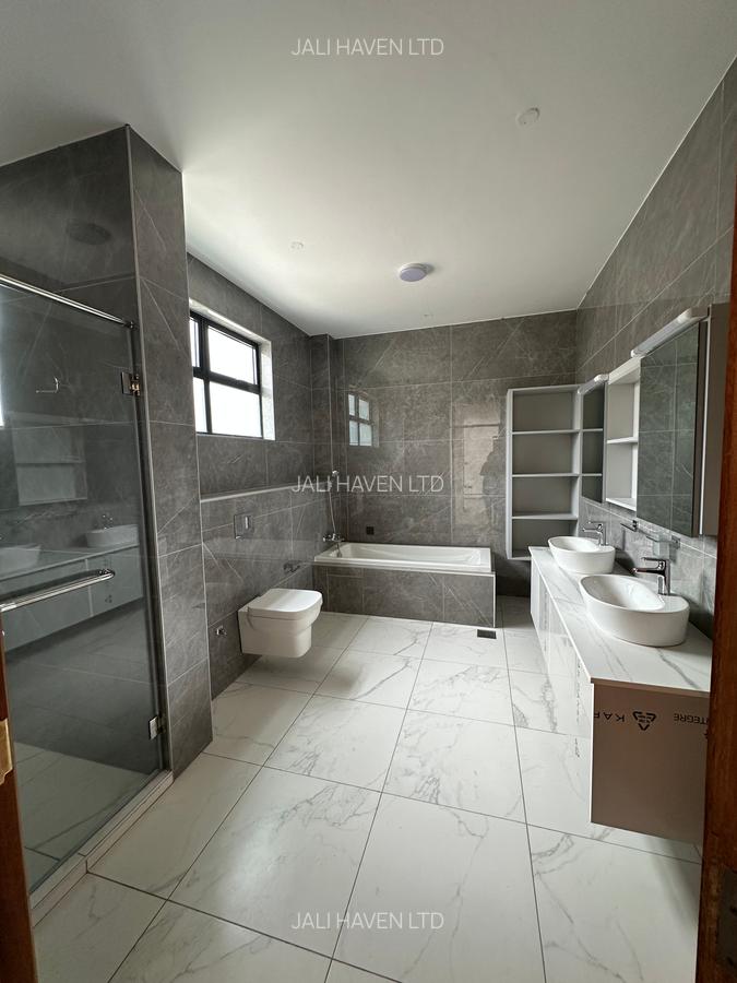 5 Bed Villa with En Suite in Lavington - 18