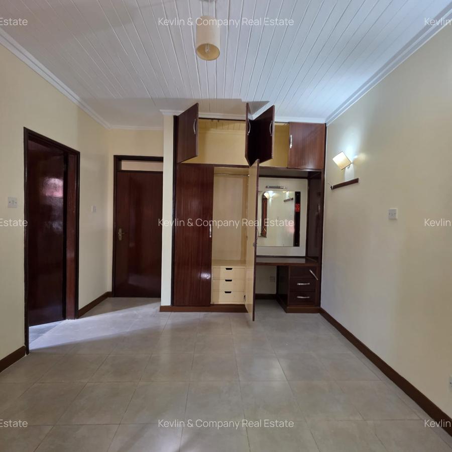 5 Bed House with En Suite at Riverside Drive - 12