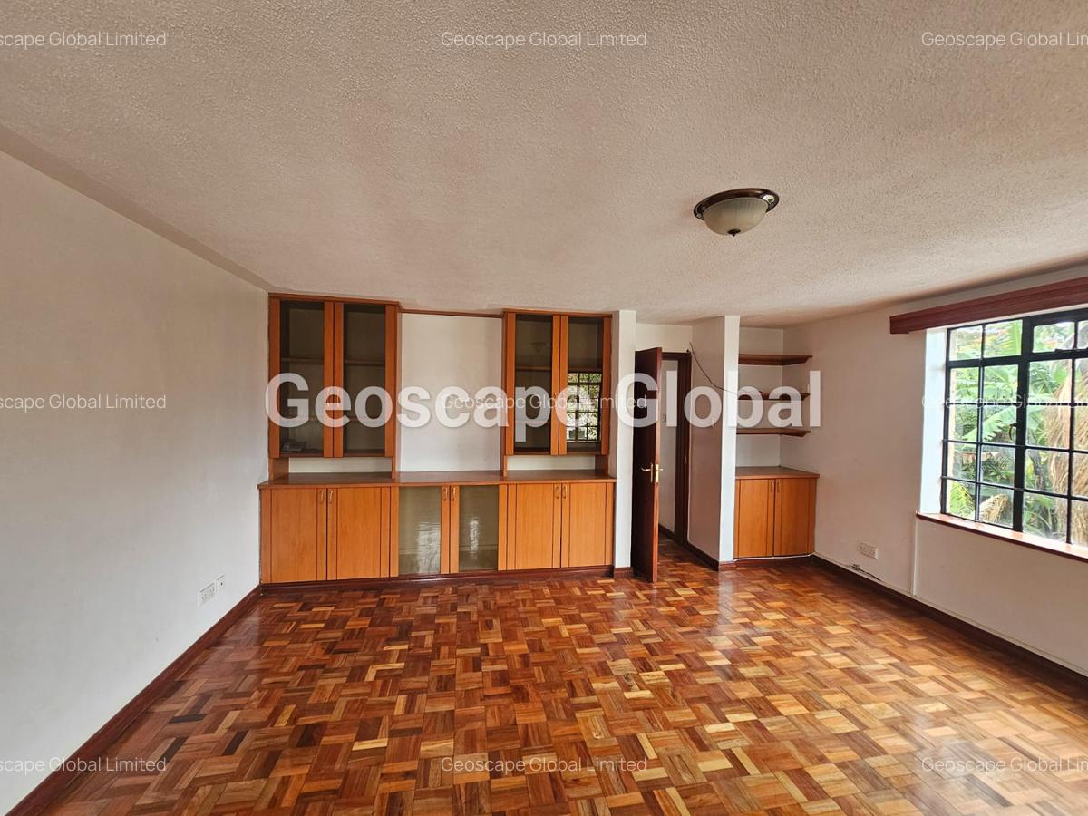 5 Bed House with En Suite in Lavington - 10