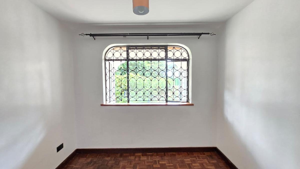 4 Bed House with En Suite in Lavington - 15