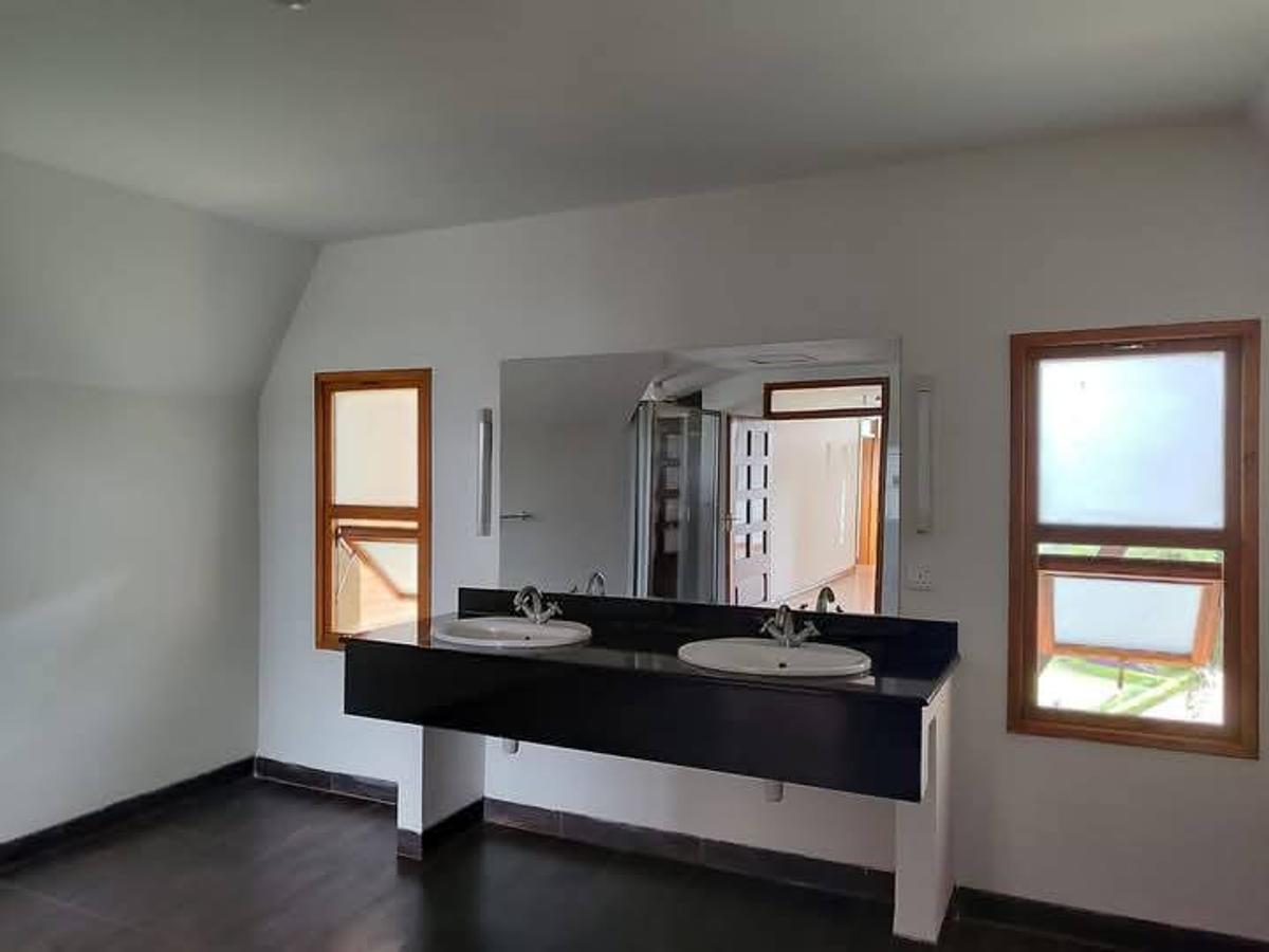 1 Bed House with En Suite at Karen Road - 6