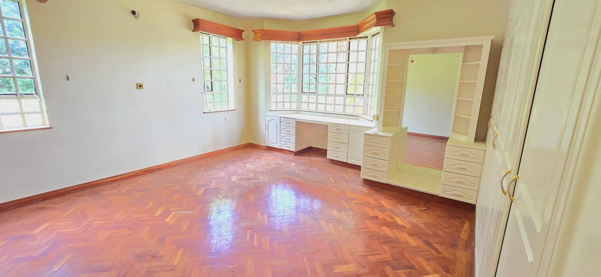 5 Bed House with En Suite at Flem Tree - 11