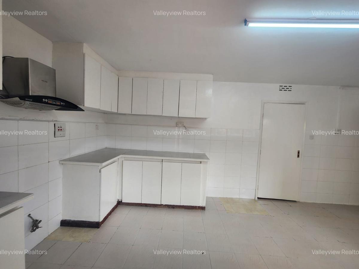 5 Bed Townhouse with En Suite at Lavington - 2