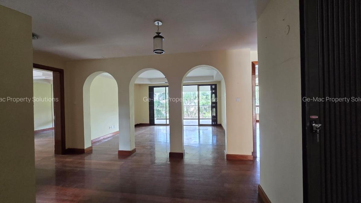 5 Bed House with En Suite in Lavington - 15