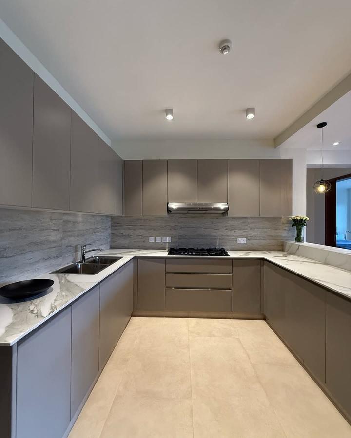 3 Bed Apartment with En Suite in Riverside - 5