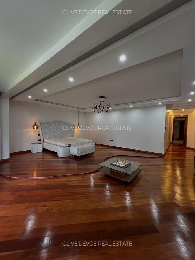 5 Bed House with En Suite in Runda - 11