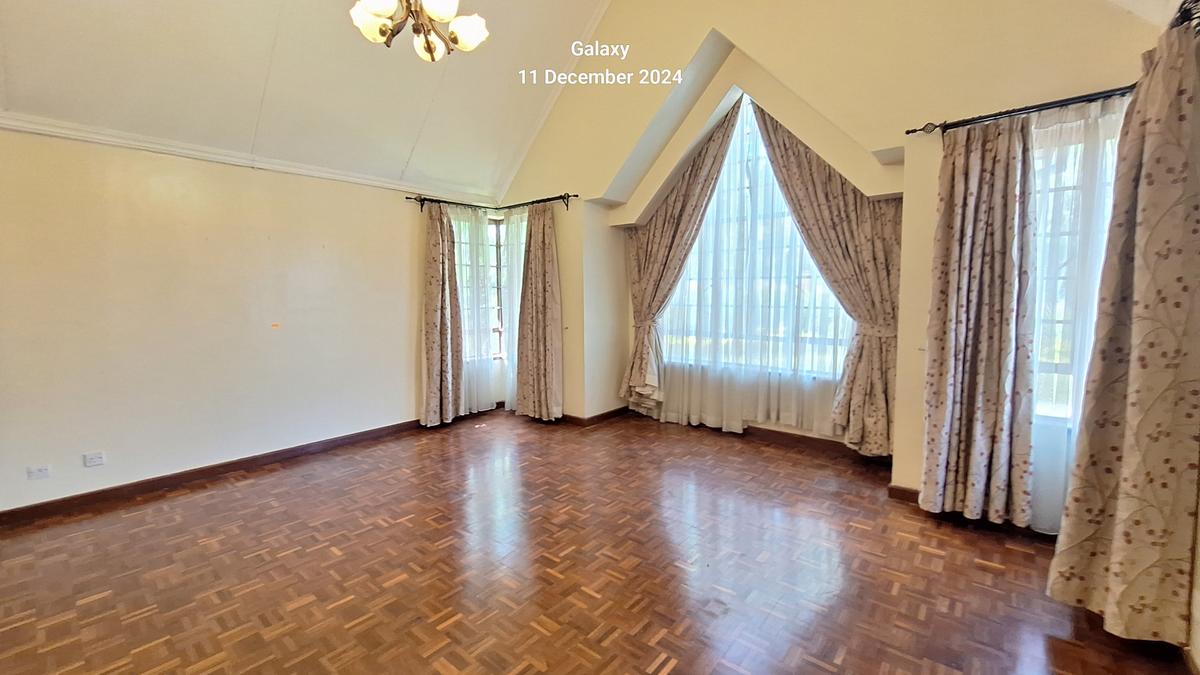 5 Bed Townhouse with En Suite at Lavington Green Area. - 12