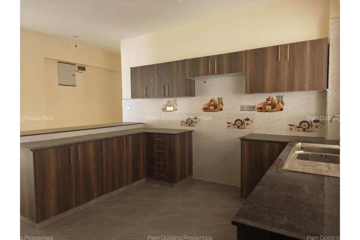 4 Bed Apartment with En Suite in Parklands - 5