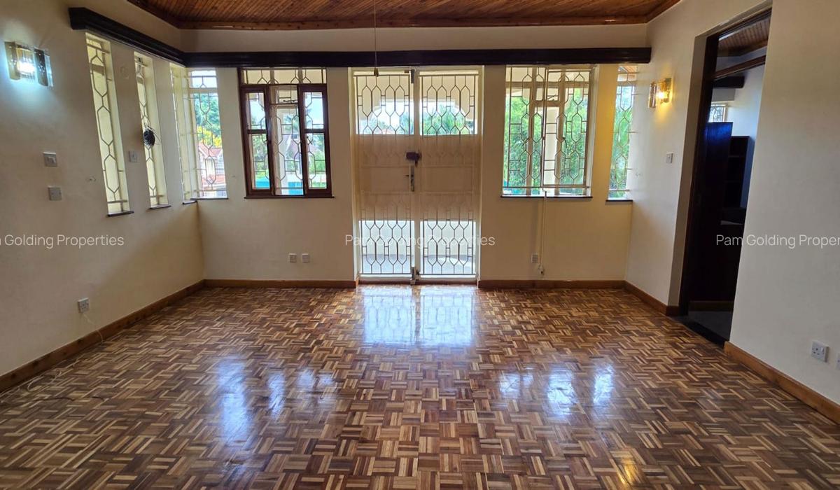 5 Bed House with En Suite in Runda - 9