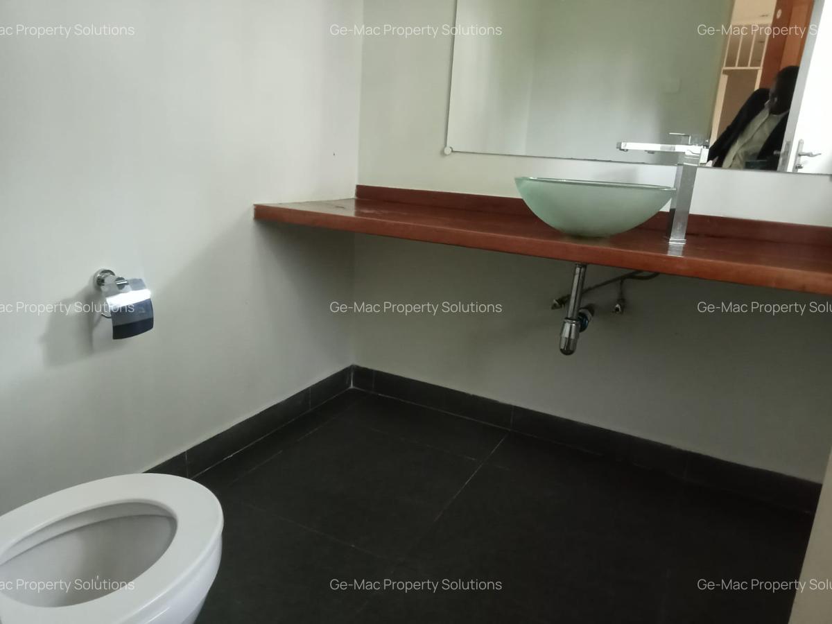 3 Bed House with En Suite in Ridgeways - 12