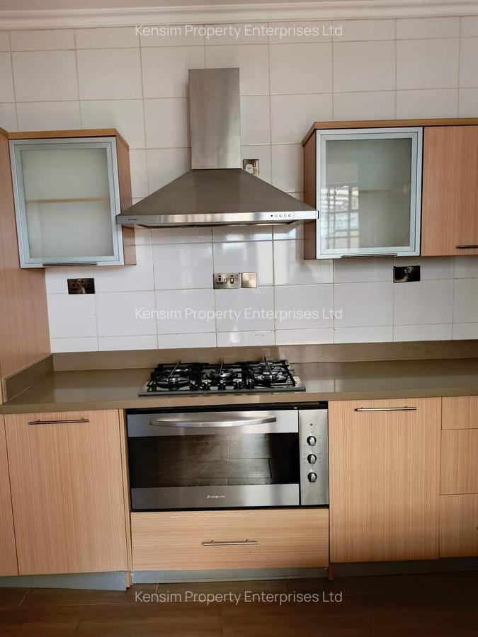 4 Bed Townhouse with En Suite in Ridgeways - 18