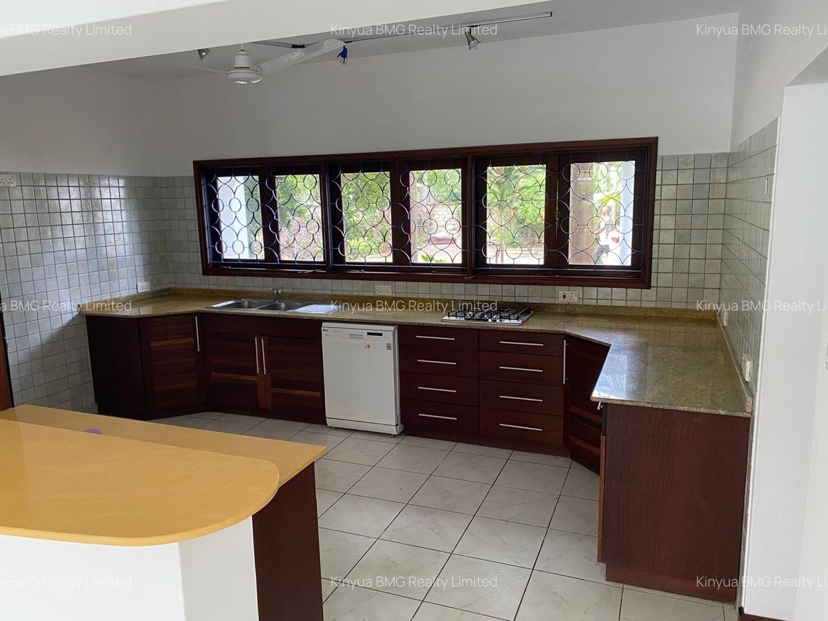 3 Bed Townhouse with En Suite in Nyali Area - 8