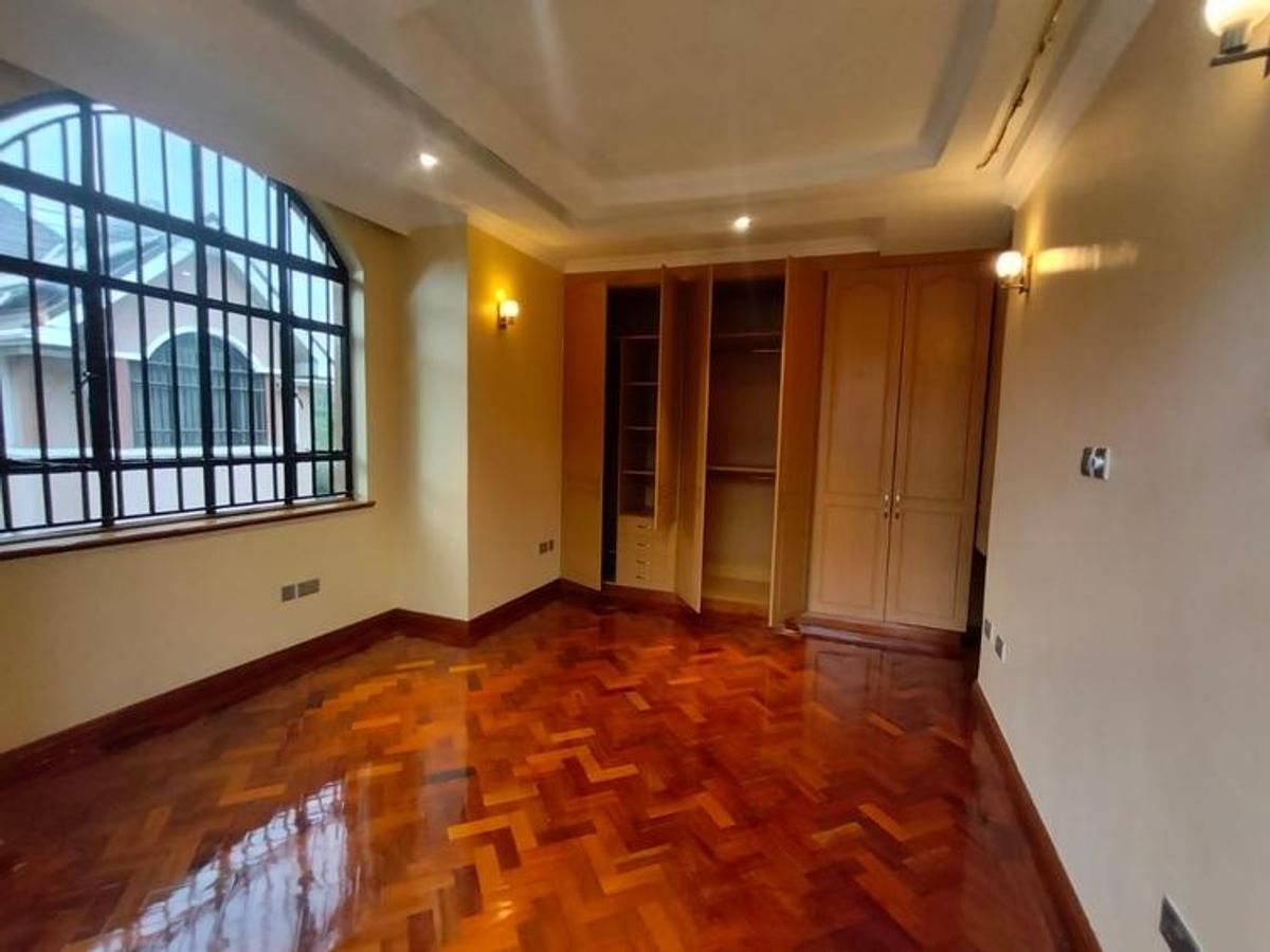 4 Bed Townhouse with En Suite at Lavington - 4