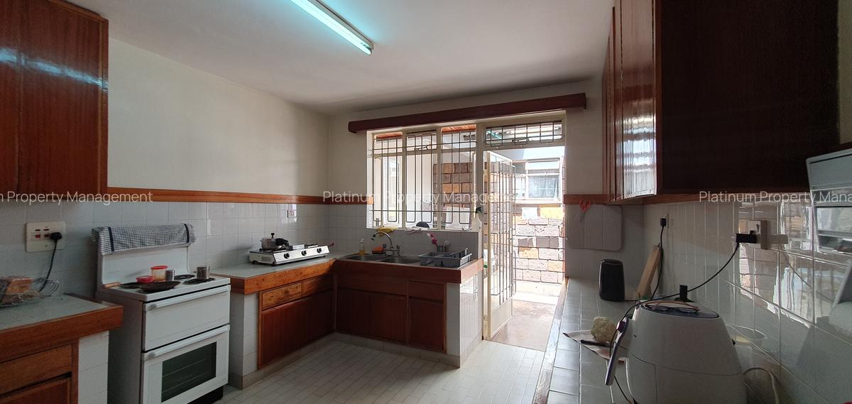 4 Bed House with En Suite at Church Rd - 5