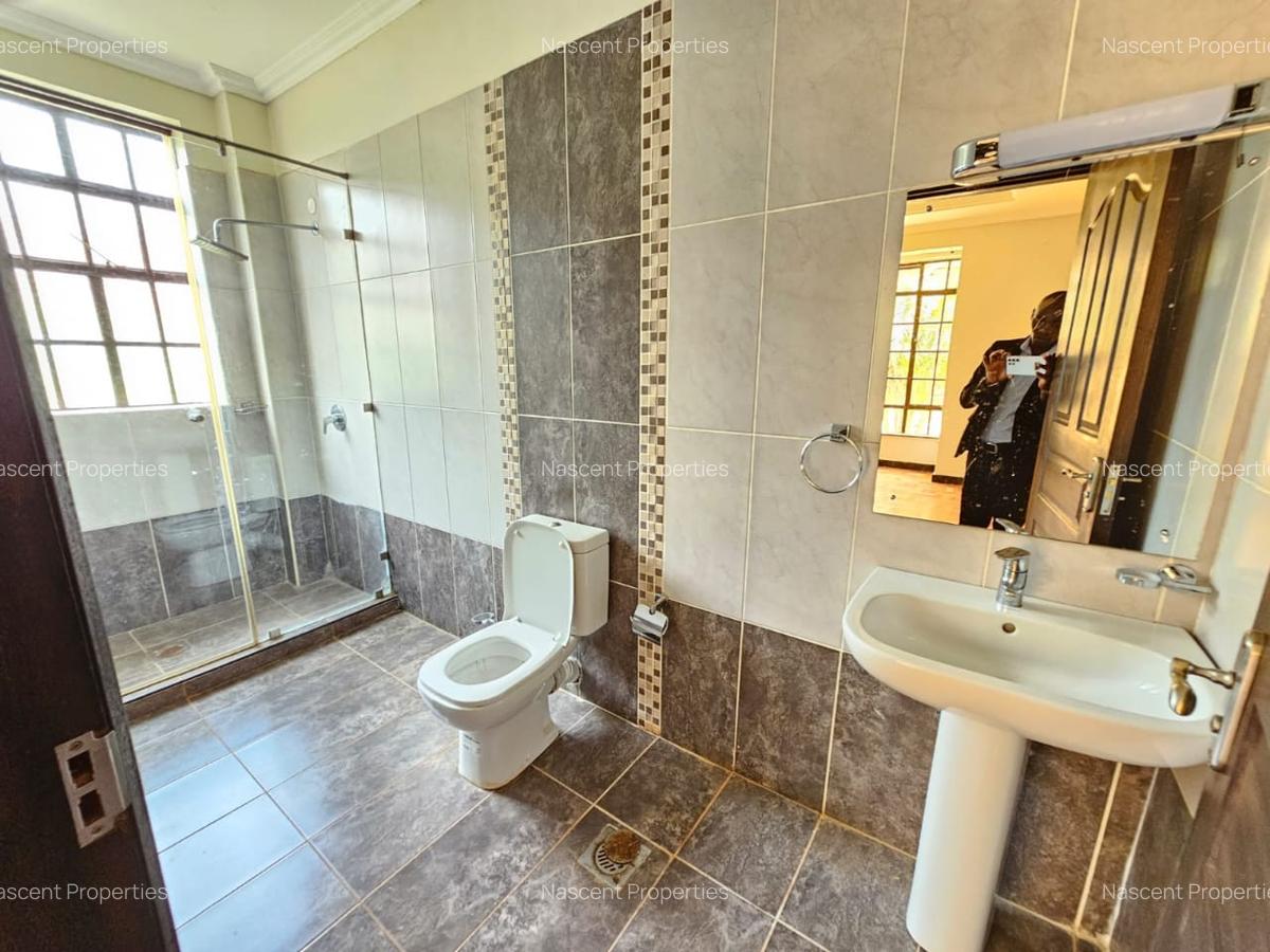 4 Bed House with En Suite in Rosslyn - 14