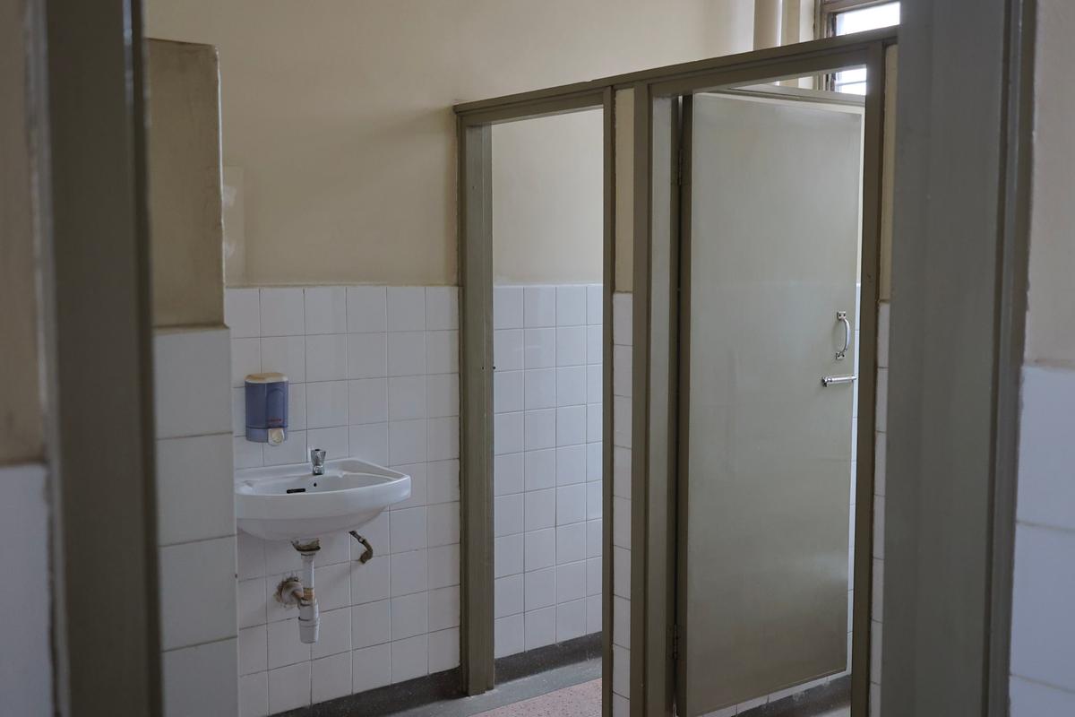4,830 ft² Office with Service Charge Included in Industrial Area - 19