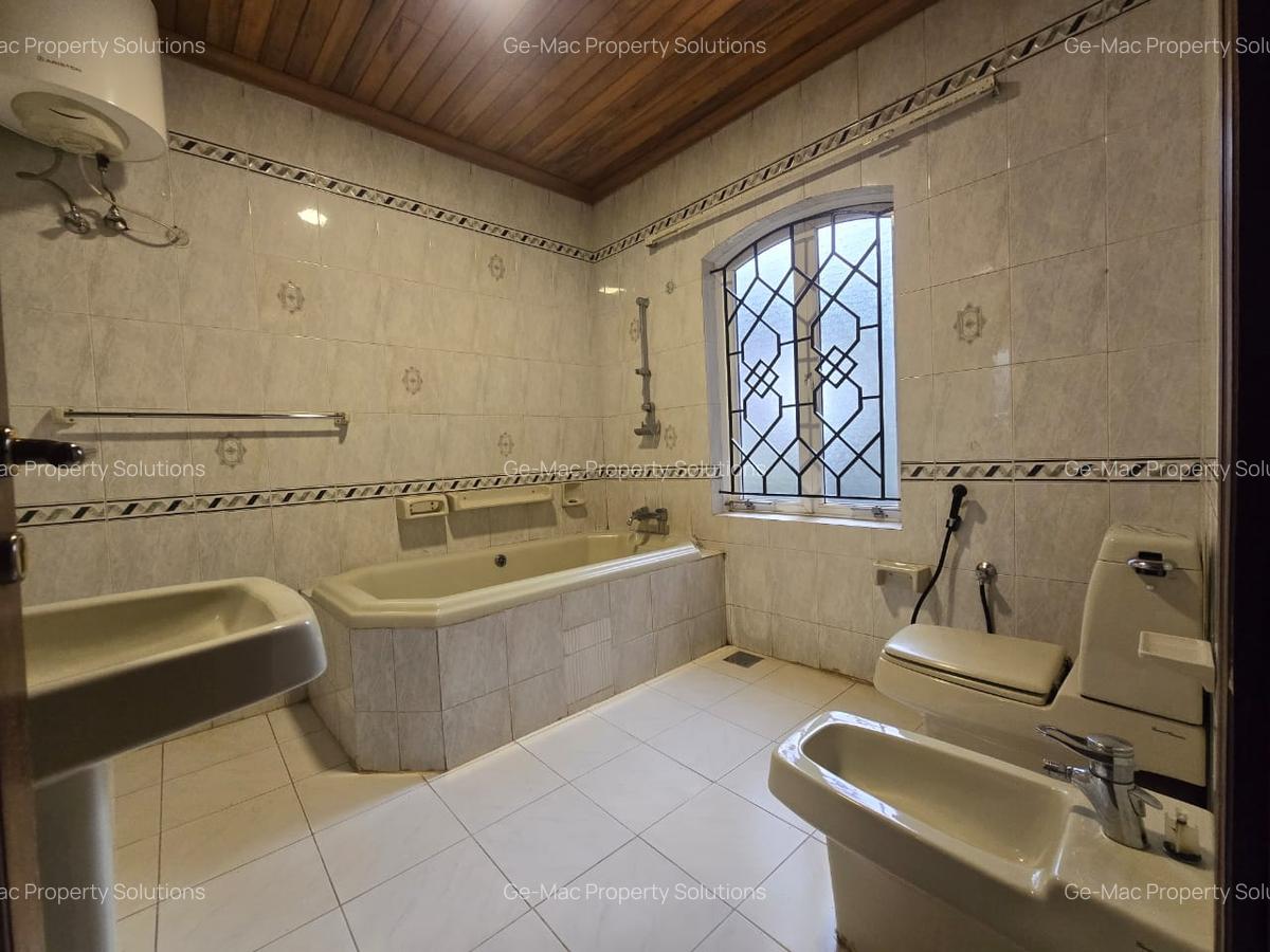 4 Bed House with En Suite in Hill View - 6