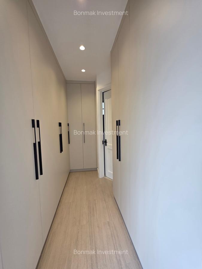 5 Bed Townhouse with En Suite at Lavington Green. - 17